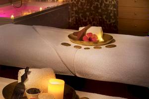 Spa-Behandlungsraum im Hilton Cabo Verde Sal Resort mit zwei Massageliegen, Whirlpool und Kerzen