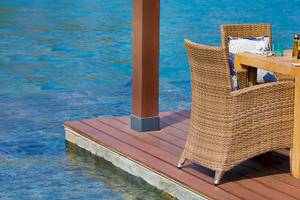 Tisch am Wasser im Hilton Cabo Verde Sal Resort mit Blick auf das Meer.