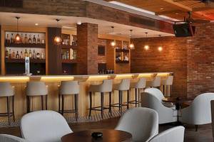 Cocktailbar im Hilton Cabo Verde Sal Resort mit Wandmalerei und gemütlichen Sitzgelegenheiten.