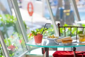 Frühstückstisch im Sol Lanzarote All Inclusive Hotel mit Getränken und Essen.
