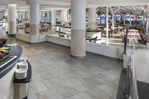 Buffetbereich im Sol Lanzarote All Inclusive Hotel mit vielen Gerichten und freien Tischen.