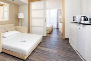 Hotelzimmer des Sol Lanzarote All Inclusive mit Schlafsofa, Tischlampe und Küche