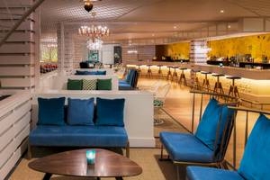 Loungebereich des H10 Lanzarote Princess Hotels mit blauen Sesseln und Bar im Hintergrund.