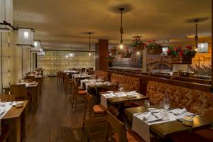 Restaurantbereich des H10 Lanzarote Princess Hotels mit gedeckten Tischen und Blumendekoration.