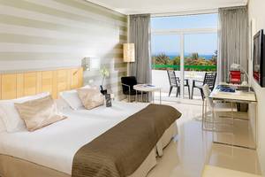 Doppelbettzimmer im H10 Lanzarote Princess Hotel mit Blick auf das Meer.