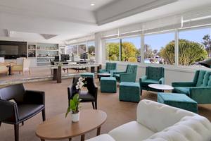 Loungebereich des H10 Lanzarote Princess Hotels mit modernen Möbeln und Ausblick auf die Außenlandschaft.