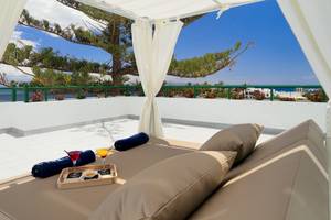 Terrasse des H10 Lanzarote Princess mit Liegestuhl, Getraenke und Meerblick