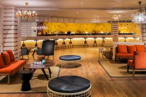 Loungebereich des H10 Lanzarote Princess Hotels mit Bar, Sitzmöbeln und Dekoleuchten.