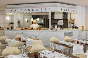 Bäckerei im H10 Lanzarote Princess Hotel mit Köchen, die an der Theke arbeiten und verschiedene Gerichte zubereiten.