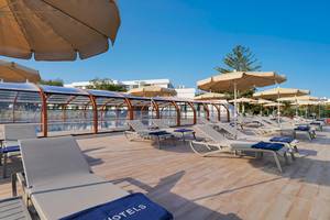 Pool-Loungebereich des H10 Lanzarote Princess Hotels mit Sonnenliegen und Sonnenschirmen.