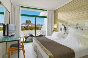 H10 Lanzarote Princess Hotel Zimmer mit Balkon und Meerblick.