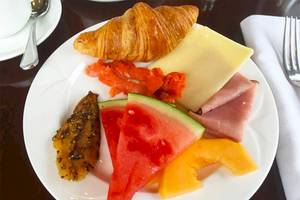 Frühstücksbuffet im Casuarina Resort & Spa mit Croissant, Käse, Schinken, Früchten und Kaviar.