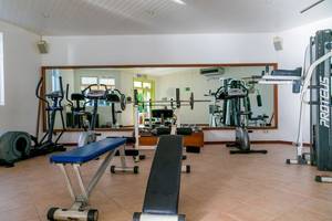 Fitness Center im Casuarina Resort & Spa mit verschiedenen Trainingsgeräten.