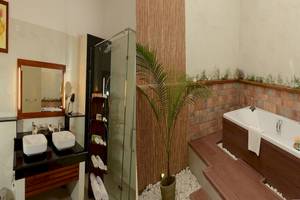 Ein Badezimmer im Siddhalepa Ayurveda Gesundheitsresort mit Badewanne, Dusche und Waschbecken.