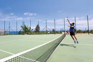 Tennisplatz im AluaSoul Orotava Valley Hotel mit zwei Spielern und einem Blick auf das Meer.