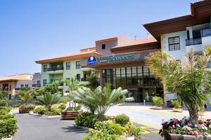 Vorderansicht des AluaSoul Orotava Valley Hotels mit gepflegtem Eingangsbereich.