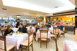 Innenansicht des Restaurants im AluaSoul Orotava Valley Hotel mit Gästen und Personal.