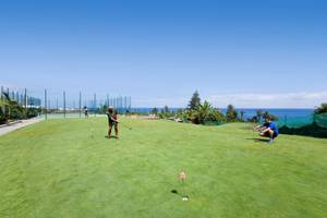 Golfspieler auf dem Golfplatz des AluaSoul Orotava Valley Hotels mit Blick auf den Ozean.