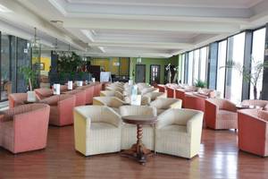 Innenansicht der Lobby des AluaSoul Orotava Valley Hotels mit vielen Stühlen und Tischen.