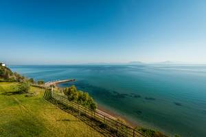 Aussicht auf das Meer und den Strand von Pavlina Beach.