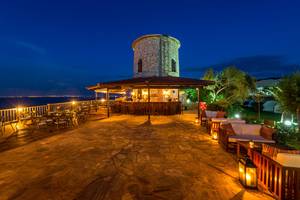 Nachtansicht der Terrasse des Pavlina Beach Hotels mit Blick auf das Meer.