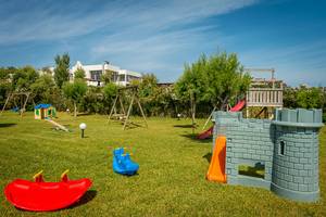 Kinderspielplatz im Freien im Pavlina Beach Hotel mit Rutschen und Spielburg.