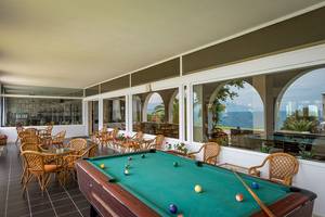 Billardtisch im Pavlina Beach Hotel mit Blick auf das Meer.