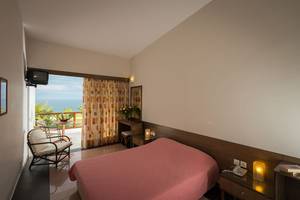 Innenansicht eines Zimmers im Pavlina Beach Hotel mit Blick auf das Meer.