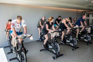 Fitnesskurs im Euphoria Resort mit mehreren Teilnehmern auf Spinning-Bikes.