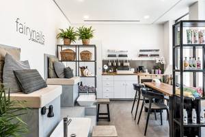 Loungebereich des Euphoria Resorts mit Möbeln, Pflanzen und Nagelpflegeprodukten.