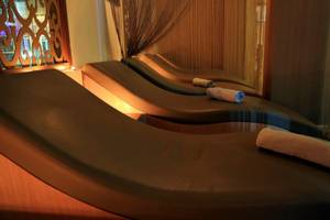Spa-Lounge mit drei schwarzen Liegen im LABRANDA Ephesus Princess Hotel.