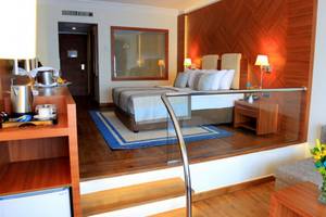 Innenansicht eines Hotelzimmers im LABRANDA Ephesus Princess Hotel mit Doppelbett, Schreibtisch und Minibar.
