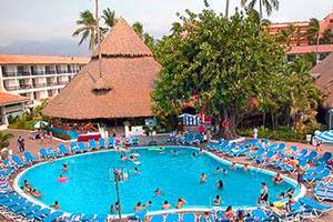 Muthu Playa Varadero Hotel mit Poolbereich, umgeben von Sonnenliegen und einer Bar
