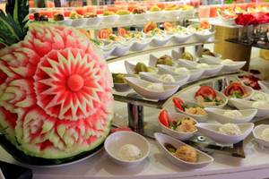 Buffettisch im LABRANDA Ephesus Princess Hotel mit verschiedenen Gerichten und einer Wassermelonenschnitzerei.