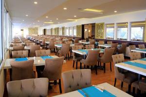 Innenansicht des Restaurants im LABRANDA Ephesus Princess Hotel mit vielen freien Tischen und Stühlen.