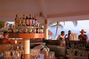 Innenansicht der Bar im Muthu Playa Varadero Hotel mit vielen Flaschen und Gläsern.