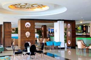 Hotellobby des LABRANDA Ephesus Princess mit modernen Möbeln und einer beleuchteten Decke.