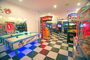 Spielzimmer im LABRANDA Ephesus Princess Hotel mit Arcade-Spielen und Air-Hockey-Tischen.