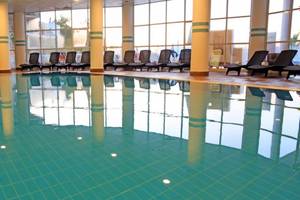Schwimmbecken des LABRANDA Ephesus Princess Hotels mit Liegestühlen.