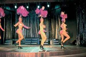 Vier Tänzerinnen im Bühnenshow des Muthu Playa Varadero Hotels