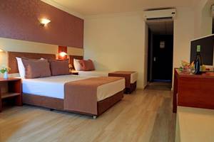 Doppelzimmer im LABRANDA Ephesus Princess Hotel mit zwei Betten, Dekor und Klimaanlage.