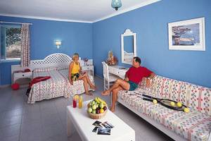 Zwei Personen sitzen in einem blauen Zimmer des Sun Club El Dorado Hotels.