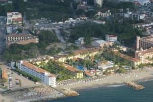 Luftaufnahme des Muthu Playa Varadero Hotels am Strand mit Gebäuden und Bäumen