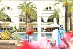 Cocktails und Obst auf einem Tablett neben dem Pool im Kempinski Hotel The Dome Belek