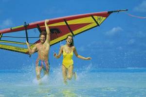 Ein Paar, das beim Kitesurfen im Meer vor dem Muthu Playa Varadero Hotel ist.