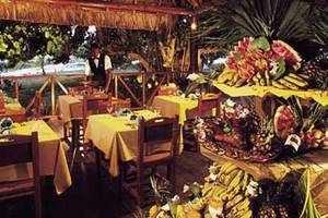 Innenansicht des Restaurants im Muthu Playa Varadero Hotel mit gedeckten Tischen, Früchten und einem Kellner.