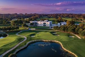 Luftaufnahme des Kempinski Hotel The Dome Belek mit Golfplatz und See