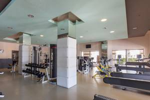 Fitness-Center im Kempinski Hotel The Dome Belek mit verschiedenen Trainingsgeräten und einer modernen Einrichtung.