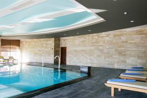 Innenpool mit Loungebereich im Kempinski Hotel The Dome Belek.