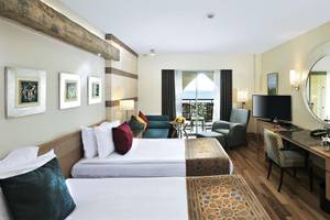 Doppelzimmer im Kempinski Hotel The Dome Belek mit Meerblick, zwei Betten, Schreibtisch und Balkon